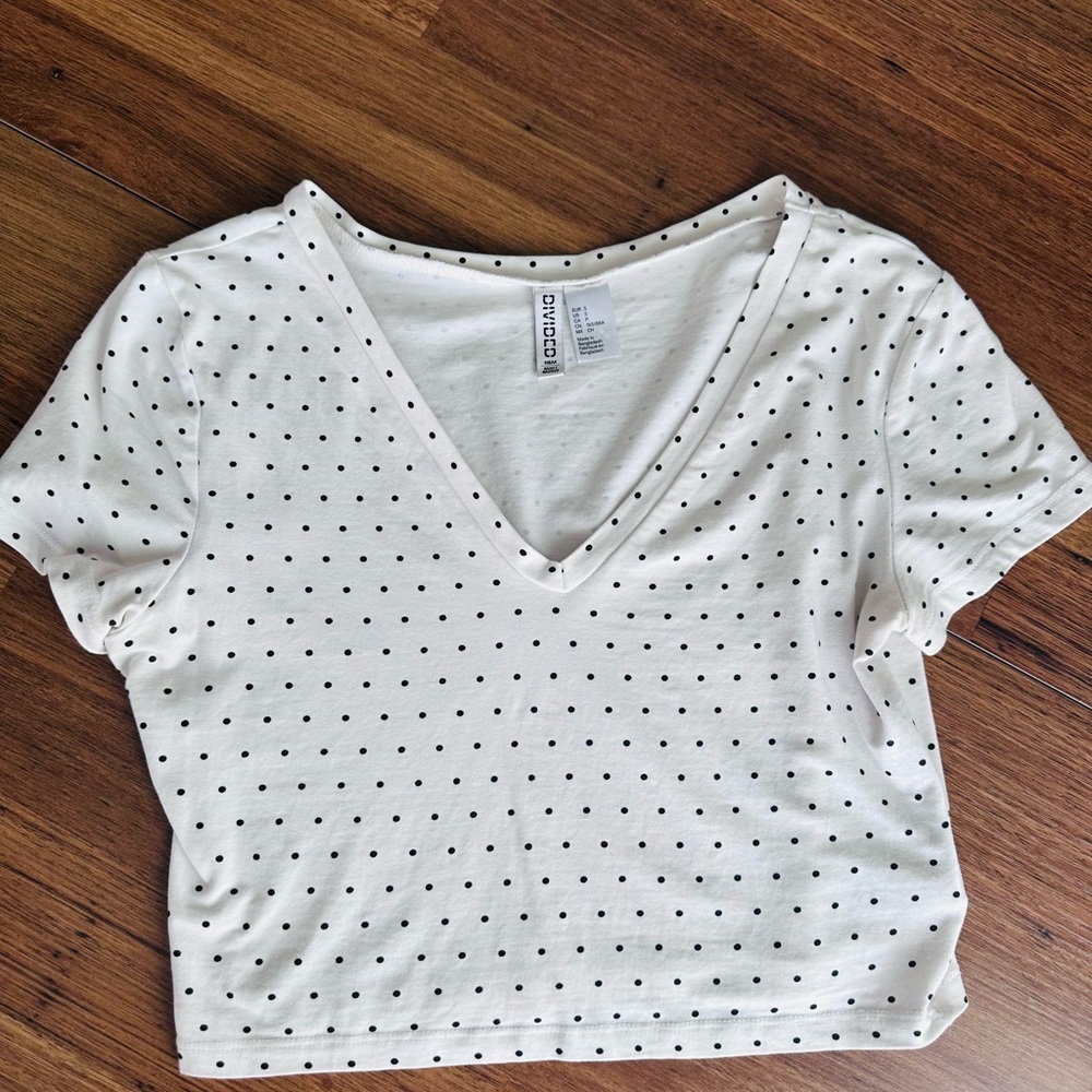 H&M White and Black Polka Dot V-Neck Tee